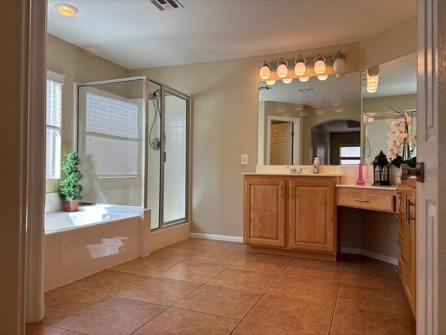 Building Photo - Southwest 5 bd 3 full bath with 2 car gara...