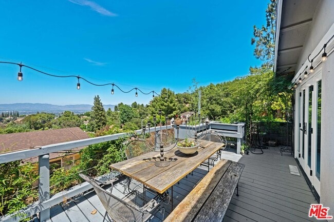 Building Photo - 16582 Calneva Dr