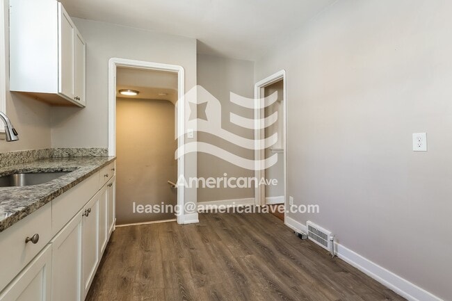 Building Photo - 12400 Duchess St