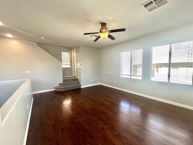 Building Photo - **$800 OFF MOVE IN BY 11/14/25**Spacious T...