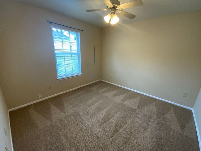 Building Photo - 3 Bedroom 2 Bathroom Duplex