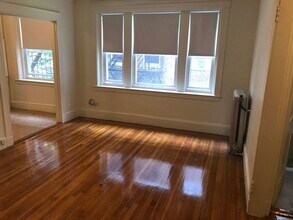 Building Photo - 7/1 No Fee! Spacious Studio in elevator building, low move in cost!
