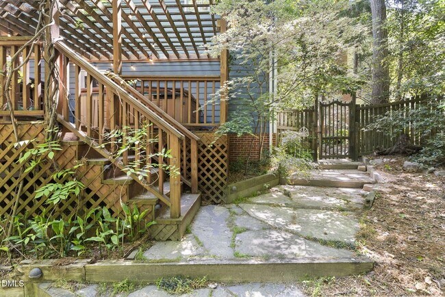 Building Photo - 1011 New Chester Ct