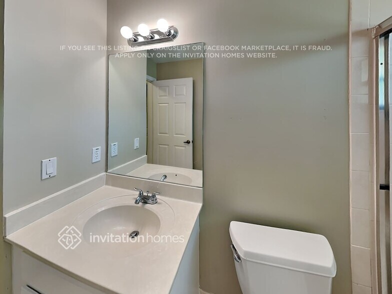 Building Photo - 102 Royal Ct