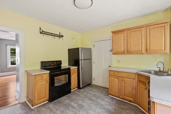 Building Photo - 254 N Elm St