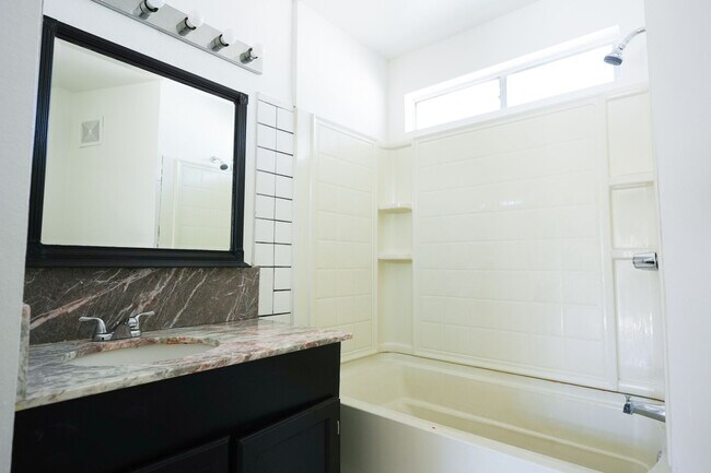 Building Photo - Updated 4 Bedroom / 2 Bathroom Home in Las Vegas