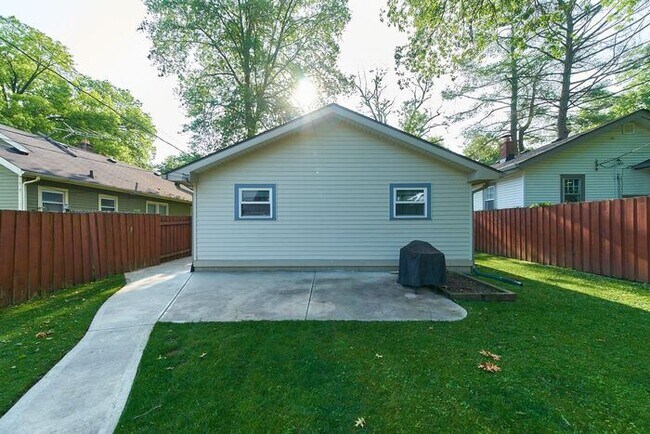 Building Photo - Charming 2 Bed Bungalow in Great SoBro Location!