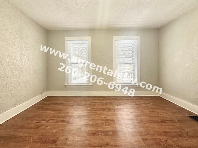 Building Photo - 3 Bedroom House