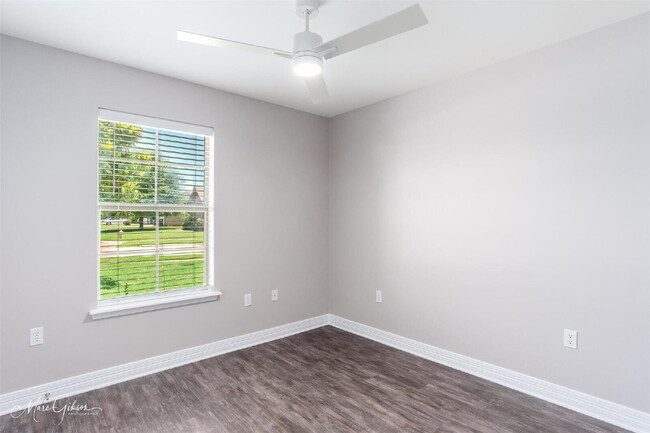 Building Photo - "Charming 3-Bedroom Retreat with 2 Full Ba...