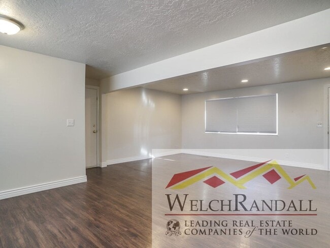 Building Photo - Beautifully Updated 4 bed 2 Bath Duplex