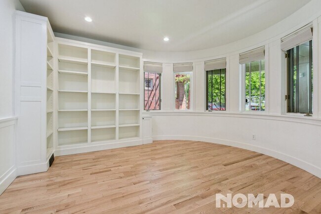 Building Photo - Stunning 5BR House in Denver
