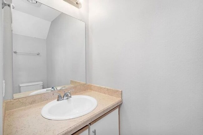 Building Photo - Spacious 2 Bed, 1.5 Bath. townhome with Washer and Dryer!