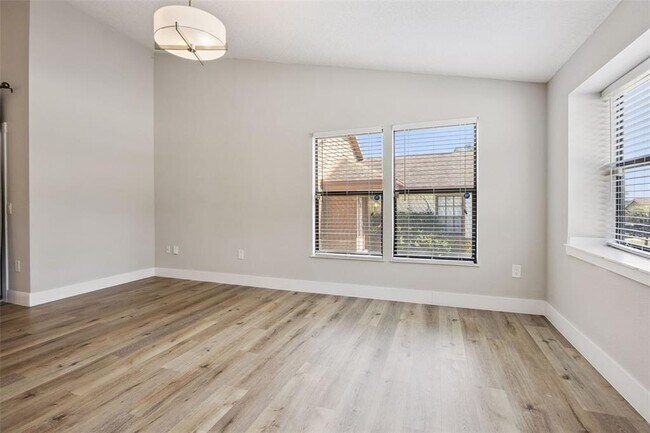 Building Photo - 7301 Spring Villas Cir
