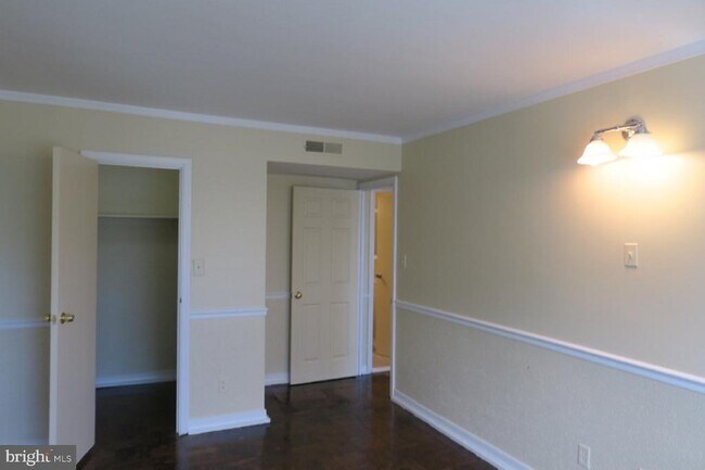 Building Photo - 5801 Quantrell Ave