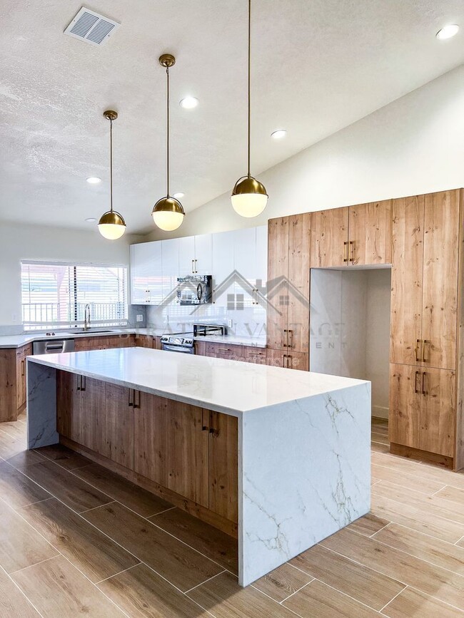 Building Photo - 1966 E Belmont Dr