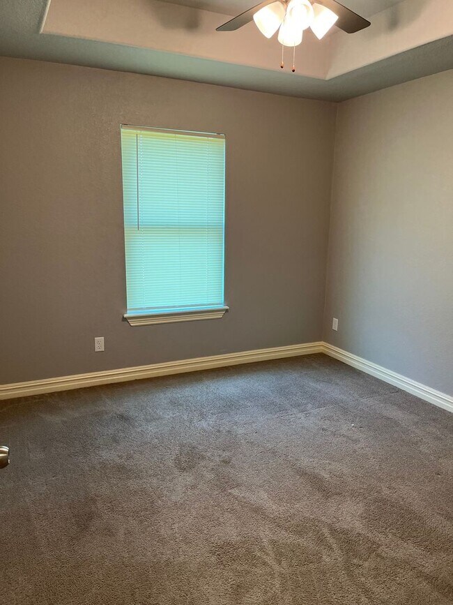 Building Photo - 3 bedroom/2 bathroom townhouse