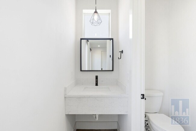 Building Photo - 4701 Sara Dr