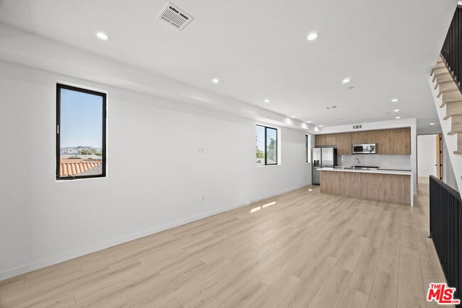 Building Photo - 2123 Cloverdale Ave