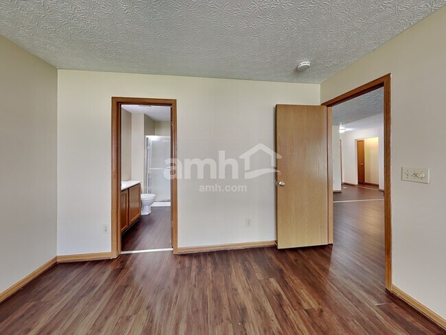 Building Photo - 1960 Queens Meadow Ln