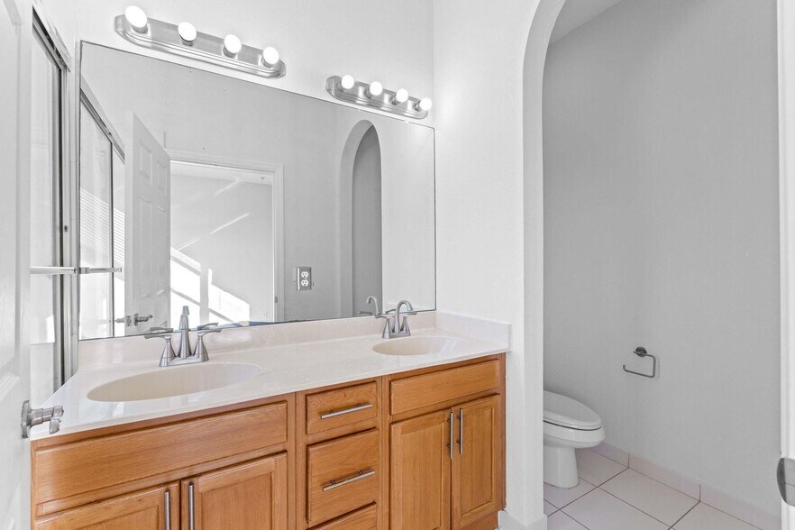 Building Photo - 1002 Pipers Cay Dr