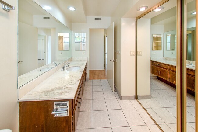 Building Photo - Home in La Crescenta Mountains