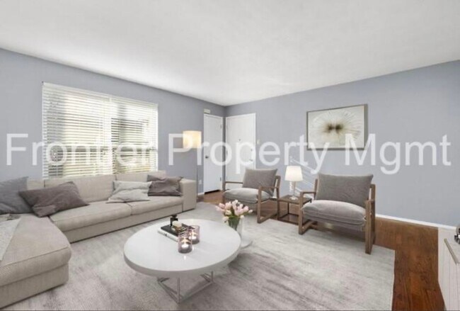 Building Photo - 2 Bedroom, 1 Bath Apartment