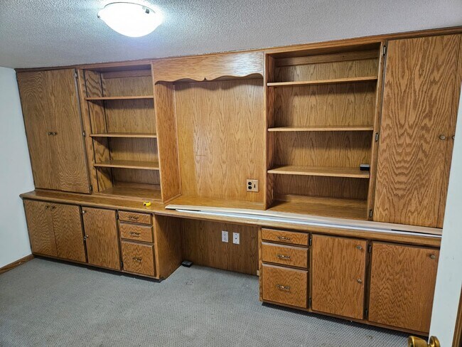 Building Photo - 215 Tyler Ave