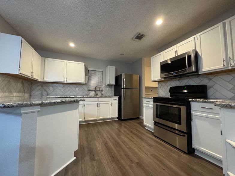 Building Photo - 15719 Persimmon Hill Dr