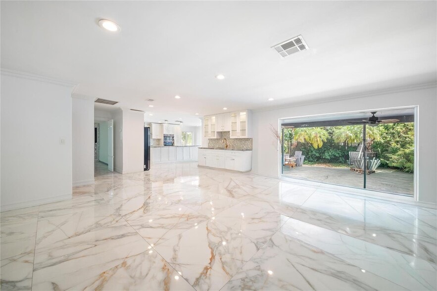 Building Photo - 16770 Lakeview Ct