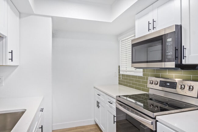 Building Photo - Beautiful Fully Renovated, Gated Community!