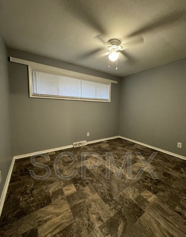 Building Photo - 532 Camrose Dr