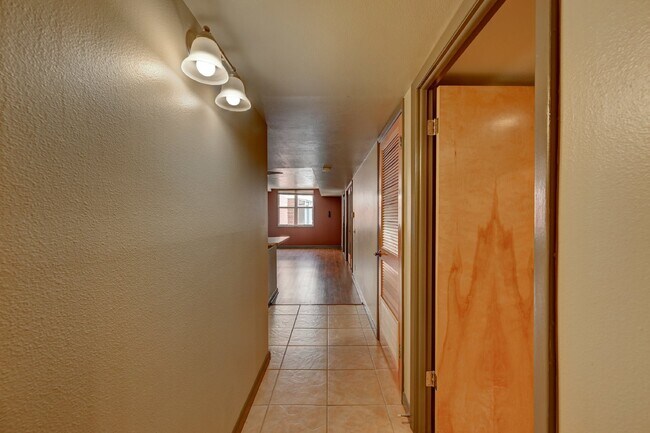 Building Photo - 1BR/1BA Comfortable Condo in Montclair Nei...