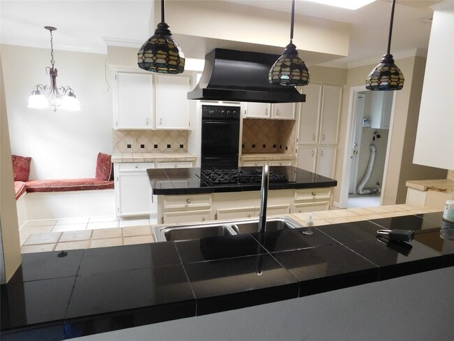 Building Photo - 725 W 42nd St