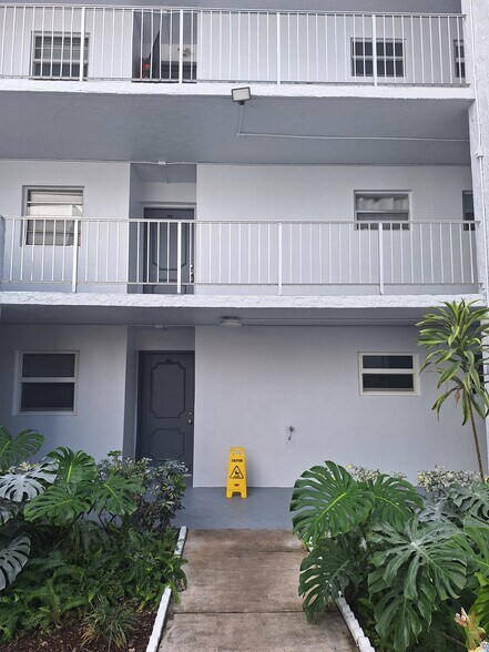 Building Photo - 9441 Live Oak Pl