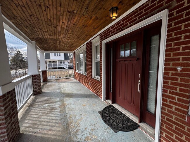 Building Photo - RENOVATED EXPANSIVE 5BD 4BA BRIGHTWOOD HOME