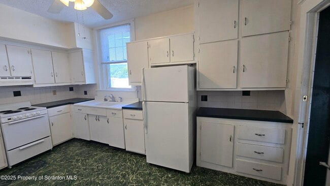 Building Photo - 281 E Main St