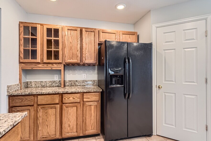 Building Photo - 8750 Redwing Ave