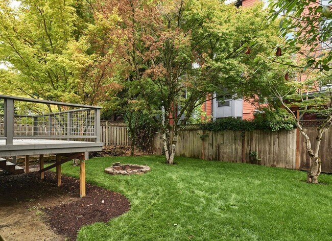 Building Photo - 4 Bed, 3 Bath Remodeled Home Near Mt Tabor Park!