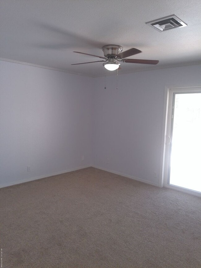 Building Photo - Pool Home 3 bedroom 2 bathroom Long term