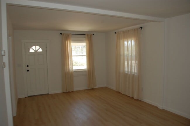 Building Photo - Renovated Two Bedroom House