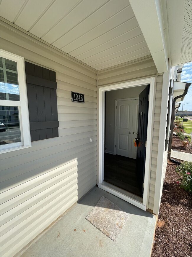 Building Photo - 3 Bd 2.5 Ba Townhome