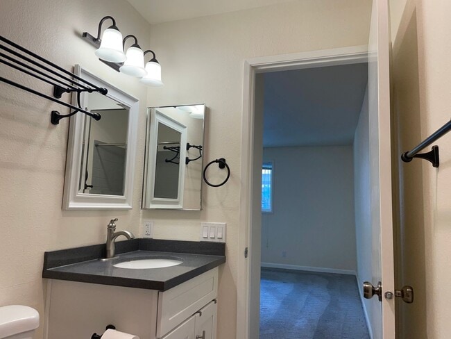 Building Photo - $500 off 1st months rent!!  Bright and Modern Northgate Condo!