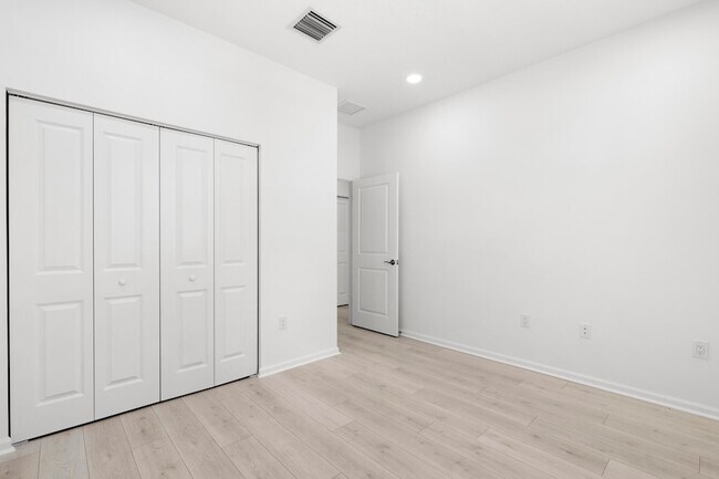 Building Photo - 4416 Longwood Lk Sq