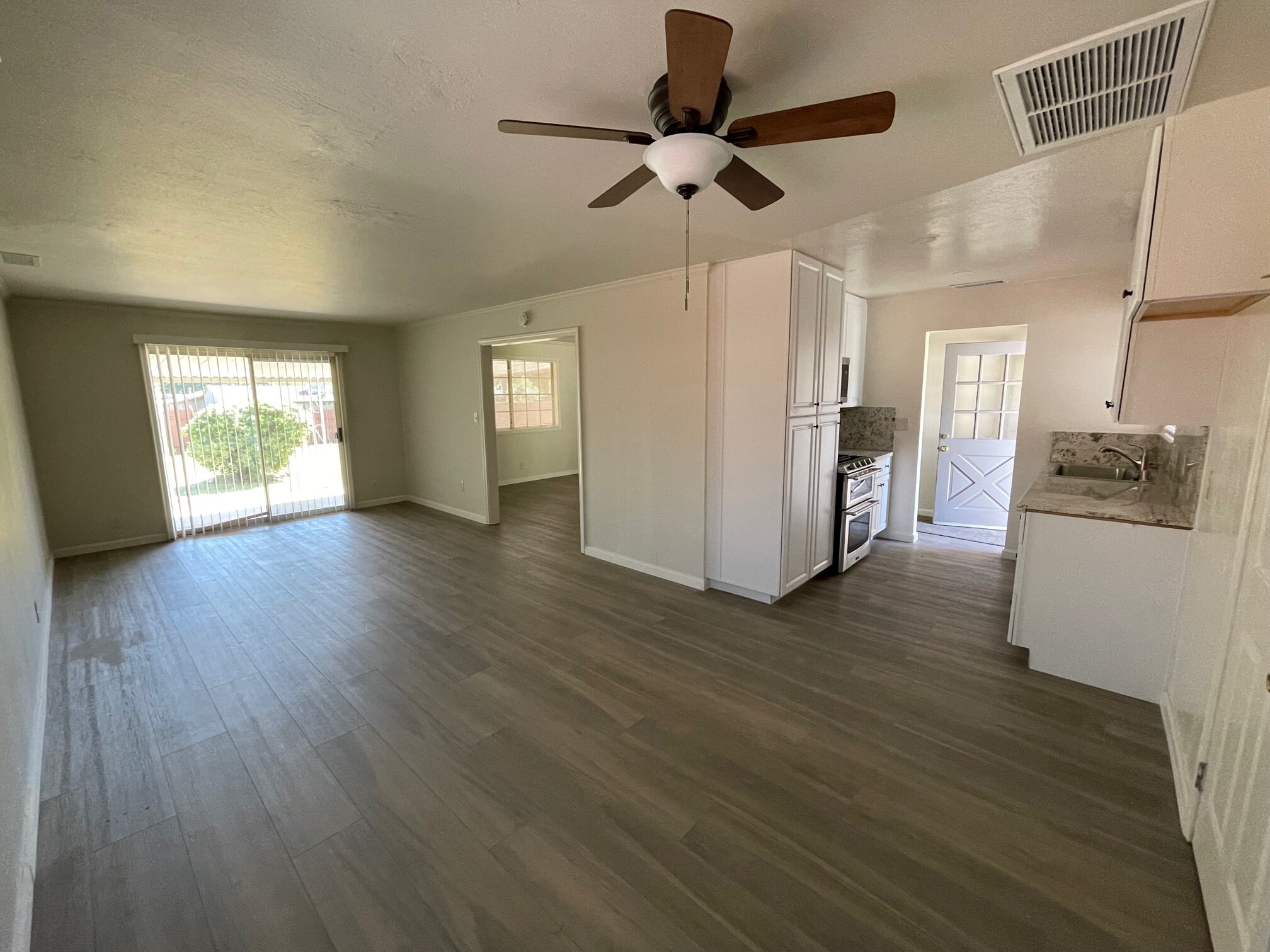 Building Photo - 8572 Oak Ave