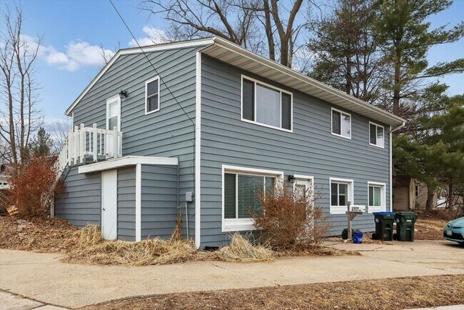 Building Photo - $1,750 | 3 Bedroom, 1 Bathroom Top Floor Duplex | No Pets | Available for Immediate Move-In!