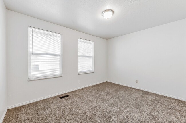 Building Photo - 2 Story Pet Friendly Duplex - 3 Bed - 2.5 Bath - Available on June 3rd!