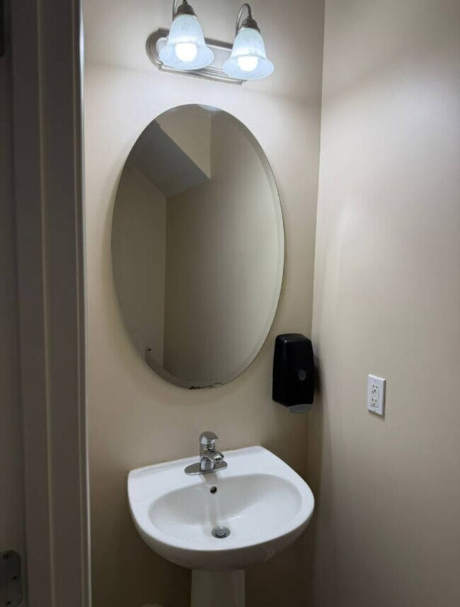 Building Photo - Lovely 3 Bedroom 2.5 Bath Townhouse | Leasing Special Available!