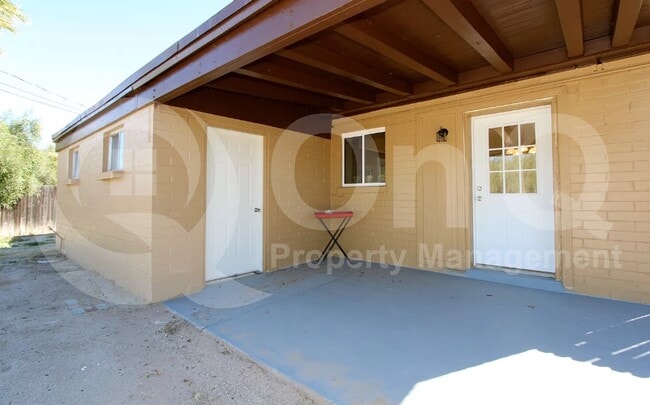 Building Photo - 4043 E Deseret Dr