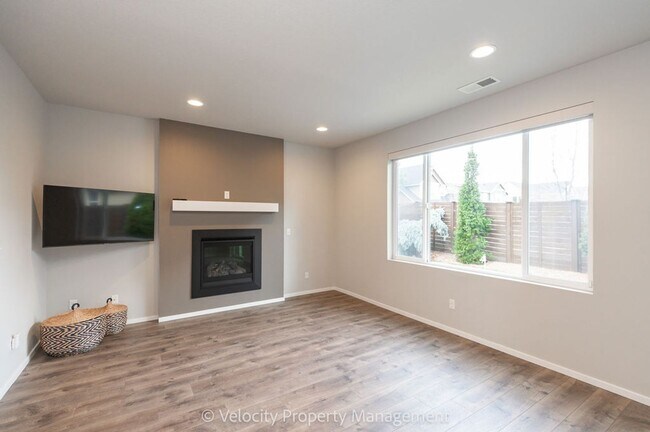 Building Photo - Beautiful 4 Bedroom Home in SE Bend with putting green!