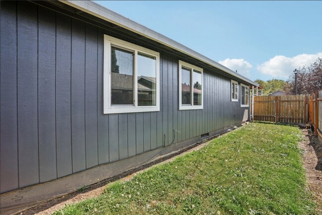 Building Photo - Open Concept: 3 Bed, 1.5 Bath Hidden Gem!